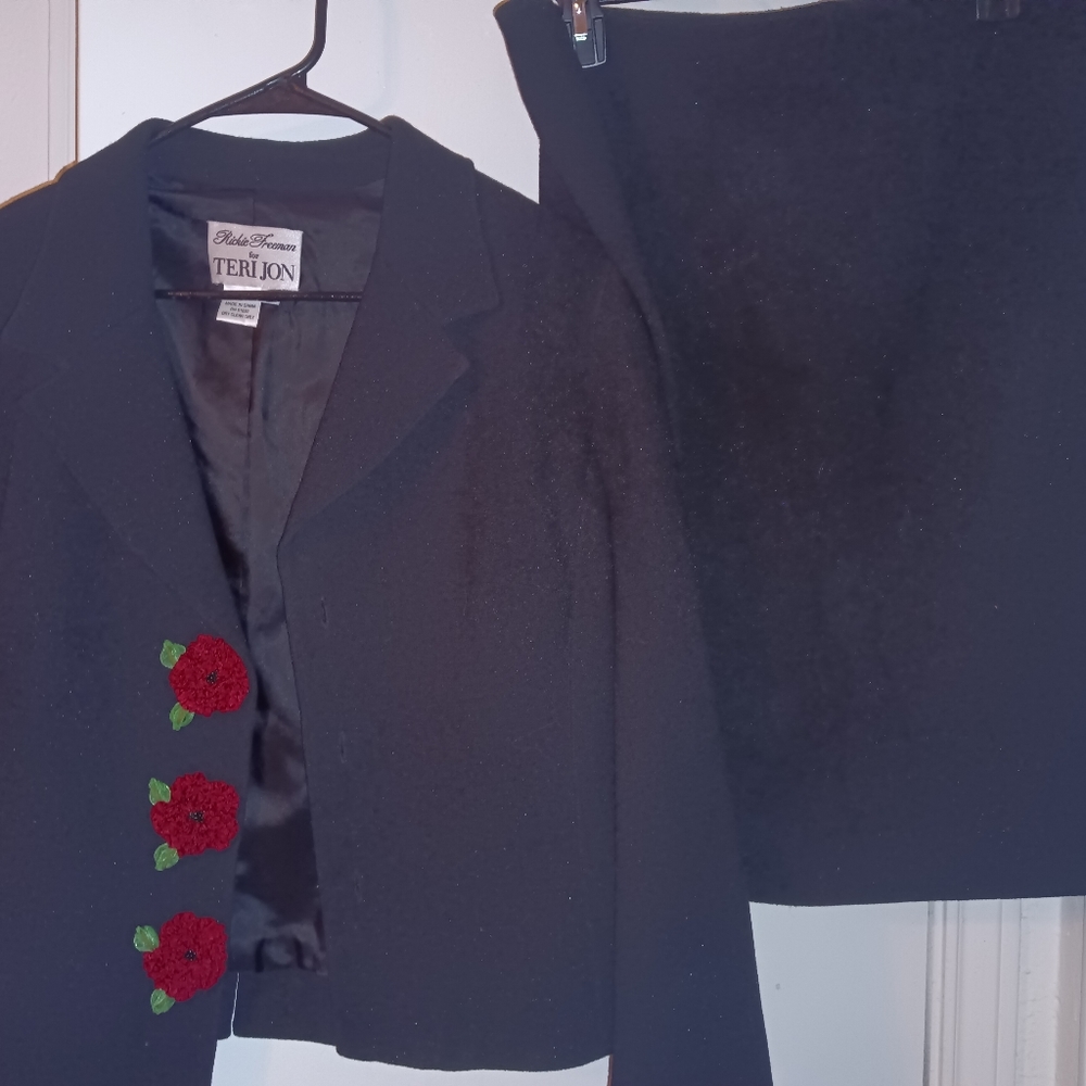 RICKIE FREEMAN for TERI JON with  Roses Suit Sz 16 in top Skirt Sz 14